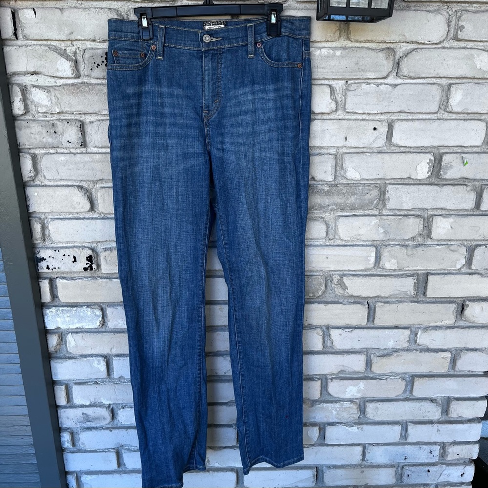 Levi’s perfectly slimming straight vintage jeans